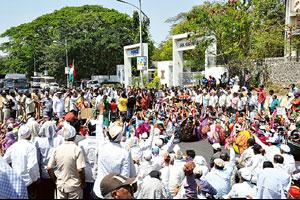 वेतनवाढ कराराच्या मागणीसाठी आकुर्डीत फोर्स मोटर्स कंपनीवर मोर्चा वेतनवाढ कराराच्या मागणीसाठी आकुर्डीत फोर्स मोटर्स कंपनीवर मोर्चा
