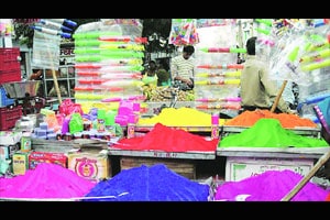 चिनी बनावटीच्या पिचकाऱ्यांची चलती; रंगपंचमीसाठी बाजारपेठा सजल्या