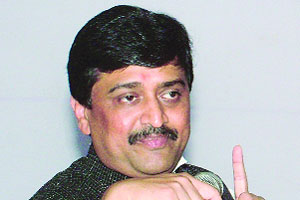 ‘पेडन्यूज’ निकाली, ‘आदर्श’मध्ये काहीच पुढे आले नाही – चव्हाण ‘पेडन्यूज’ निकाली, ‘आदर्श’मध्ये काहीच पुढे आले नाही – चव्हाण