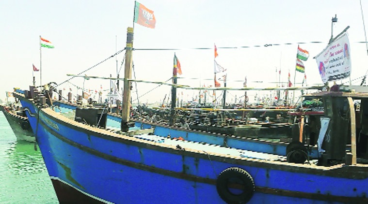 पाकिस्तानमधून आलेल्या ‘त्या’ ५७ नौकांवर भाजपचे झेंडे पाकिस्तानमधून आलेल्या ‘त्या’ ५७ नौकांवर भाजपचे झेंडे