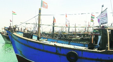 पाकिस्तानमधून आलेल्या ‘त्या’ ५७ नौकांवर भाजपचे झेंडे पाकिस्तानमधून आलेल्या ‘त्या’ ५७ नौकांवर भाजपचे झेंडे