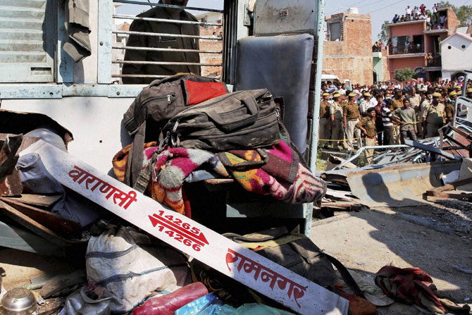 उत्तरप्रदेशमध्ये रेल्वे अपघातात ३४ ठार उत्तरप्रदेशमध्ये रेल्वे अपघातात ३४ ठार