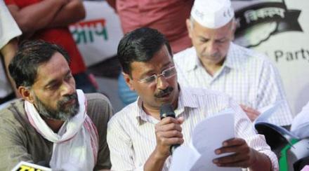 ‘केजरीवालांमुळेच योगेंद्र यादव आणि प्रशांत भूषण यांची हकालपट्टी’