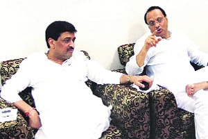 अशोक चव्हाण-पवार भेट; तरी अविश्वासावर राष्ट्रवादी ठाम अशोक चव्हाण-पवार भेट; तरी अविश्वासावर राष्ट्रवादी ठाम