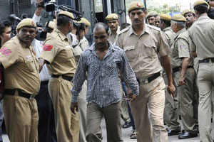 दिल्ली बलात्कारः मुलाखतीसाठी आरोपीला ४० हजार रुपये? दिल्ली बलात्कारः मुलाखतीसाठी आरोपीला ४० हजार रुपये?