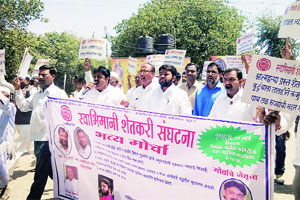 स्वाभिमानी शेतकरी संघटनेचा मोर्चा स्वाभिमानी शेतकरी संघटनेचा मोर्चा