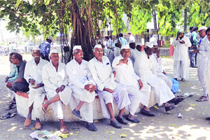 मातोरी गायरान जमीन खरेदी प्रकरणात आरोप-प्रत्यारोप