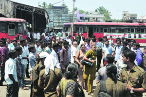 बसचालकाला मारहाण: अलिबाग आगारातून एसटी वाहतूक रोखली बसचालकाला मारहाण: अलिबाग आगारातून एसटी वाहतूक रोखली