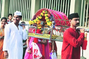 मुंबापुरीतील स्वागतयात्रेत समाज प्रबोधनावर भर मुंबापुरीतील स्वागतयात्रेत समाज प्रबोधनावर भर