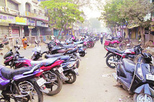 अधिकृत वाहनतळाची प्रतीक्षा