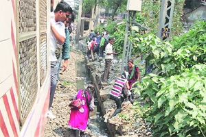 मध्य रेल्वेमुळे प्रवाशांचा रूळांवरून प्रवास! मध्य रेल्वेमुळे प्रवाशांचा रूळांवरून प्रवास!