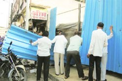 गुजराती शाळा हडपण्याचा विकासकाचा डाव