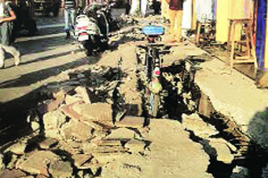मजबूत पदपथ गटारांचेही तोडकाम