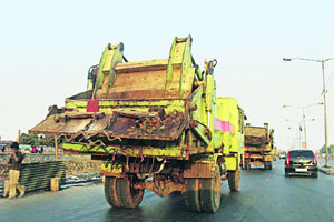 कचरा डम्परच्या एका फेरीला २०० रुपये कचरा डम्परच्या एका फेरीला २०० रुपये