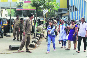 मुजोर रिक्षाचालकांचा धंदा ‘बस’ला