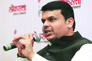 तारेवरची कसरत.. खुबीने! तारेवरची कसरत.. खुबीने!