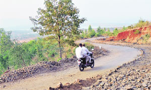 खड्डय़ांसह सजलेले ग्रामीण भागातील अरुंद रस्ते खड्डय़ांसह सजलेले ग्रामीण भागातील अरुंद रस्ते