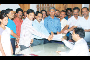 ‘त्या सात’ तहसीलदारांच्या निलंबनाचा निषेध ‘त्या सात’ तहसीलदारांच्या निलंबनाचा निषेध