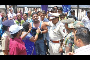 महिलेचा आत्मदहनाचा प्रयत्न फसला