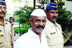 अरुण गवळीला भेटण्यासाठी रामनगरात समर्थकांची गर्दी अरुण गवळीला भेटण्यासाठी रामनगरात समर्थकांची गर्दी