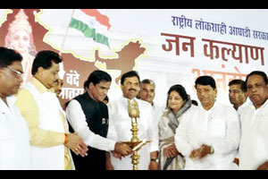 जिल्ह्य़ातील गटबाजीला दानवेंच्या कानपिचक्या जिल्ह्य़ातील गटबाजीला दानवेंच्या कानपिचक्या