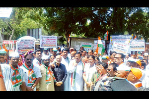 मोदी सरकारच्या वर्षपूर्तीचा सोलापुरात निषेध मोदी सरकारच्या वर्षपूर्तीचा सोलापुरात निषेध