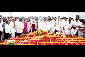 विलासरावांच्या जयंतीनिमित्त बाभळगावमध्ये अलोट गर्दी