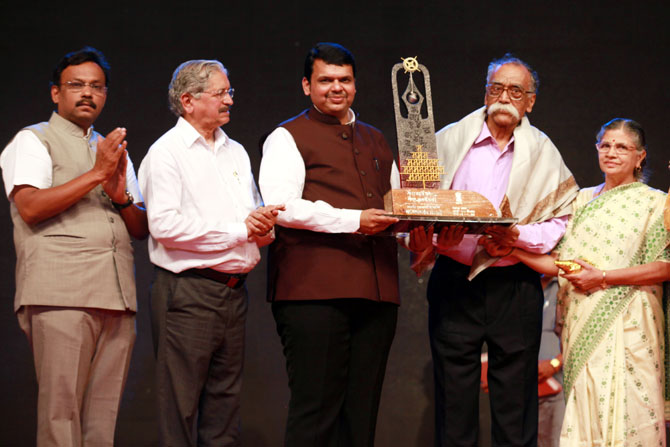 अस्ताला गेलेला सूर्य आणि समुद्राच्या साक्षीने मुंबईत गुरुवारी गेट वे ऑफ इंडिया येथे 'गौरव ज्ञानपीठ विजेत्यांचा, गौरव मराठी भाषेचा' हा कार्यक्रम झाला आणि त्याला ज्ञानपीठाने गौरविले गेलेले भालचंद्र नेमाडे हजरही होते.राज्य सरकारच्या सांस्कृतिक विभागाने नेमाडेंचा गौरव केला. (छाया- वसंत प्रभू)