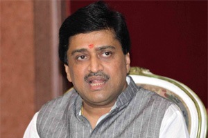 विधानपरिषदेच्या उमेदवारीसाठी आवाडेंनी घेतली चव्हाणांची भेट