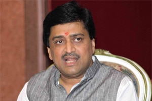 विधानपरिषदेच्या उमेदवारीसाठी आवाडेंनी घेतली चव्हाणांची भेट विधानपरिषदेच्या उमेदवारीसाठी आवाडेंनी घेतली चव्हाणांची भेट