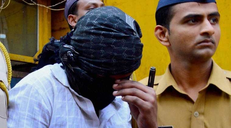 पुण्यात तीन चोरट्यांचा पोलीसांवर लैंगिक अत्याचाराचा आरोप पुण्यात तीन चोरट्यांचा पोलीसांवर लैंगिक अत्याचाराचा आरोप