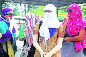 सूर्य कोपलेलाच..
