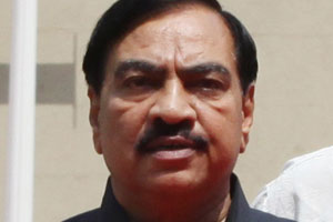 खडसे यांच्या पुतण्याविरोधातील कारवाई सचिवाच्या अंगाशी