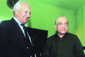 अमिरातीचा अट्टहास ‘पीसीबी’ने सोडला अमिरातीचा अट्टहास ‘पीसीबी’ने सोडला