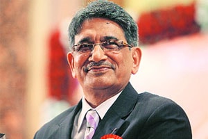 सुटय़ा घ्या, पण न्यायदान अविरत हवे