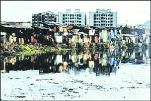 नाल्यालगतच्या झोपडपट्टीवासीयांना हटवा नाल्यालगतच्या झोपडपट्टीवासीयांना हटवा