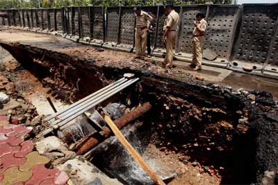 महापालिकेच्या खोदकामाचा घाव जलवाहिनीवर महापालिकेच्या खोदकामाचा घाव जलवाहिनीवर