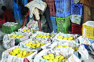 आंबा चाखायला घेताना जरा सावध..