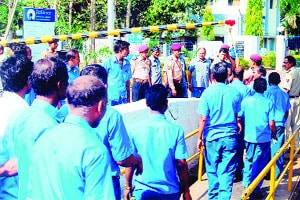 कामावर घेण्याच्या मागणीसाठी रिलायन्ससमोर कामगारांचा ठिय्या