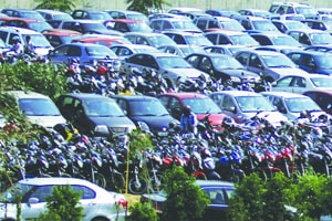 वाहनांच्या संख्येत दुपटीने वाढ, शहरात वाहनतळे मात्र नगण्यच वाहनांच्या संख्येत दुपटीने वाढ, शहरात वाहनतळे मात्र नगण्यच