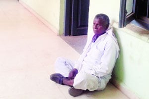 लेखाधिकाऱ्याच्या आडमुठेपणामुळे अनुदान रखडले लेखाधिकाऱ्याच्या आडमुठेपणामुळे अनुदान रखडले