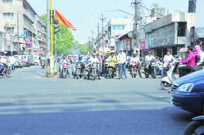 महापालिकेला ‘झेब्रा क्रॉसिंग’चा विसर महापालिकेला ‘झेब्रा क्रॉसिंग’चा विसर