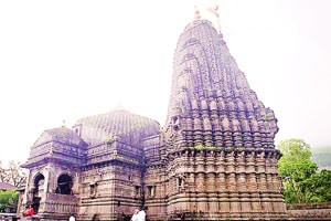 प्राचीन मंदिरांची झळाळी ‘मान्सूनभरोसे’ प्राचीन मंदिरांची झळाळी ‘मान्सूनभरोसे’