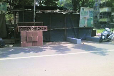 वाहनतळाच्या जागेवर झोपडय़ांची उभारणी वाहनतळाच्या जागेवर झोपडय़ांची उभारणी