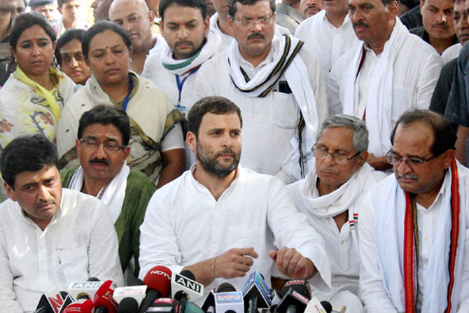 राहुल यांच्या प्रवासात अतिउत्साहींमुळे मनस्ताप राहुल यांच्या प्रवासात अतिउत्साहींमुळे मनस्ताप