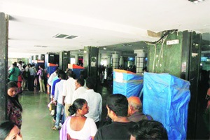 एटीव्हीएम यंत्रांना बिघाडाचे ग्रहण एटीव्हीएम यंत्रांना बिघाडाचे ग्रहण