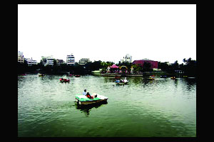 बालनाटय़ांना बालप्रेक्षकांची प्रतीक्षा