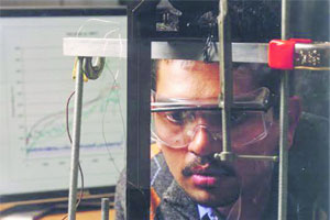 आगीशी खेळणारा तंत्रज्ञ