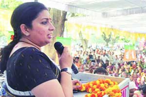 उद्योगसमूहांच्या हितातच राहुल गांधींना स्वारस्य ; इराणी यांची टीका उद्योगसमूहांच्या हितातच राहुल गांधींना स्वारस्य ; इराणी यांची टीका