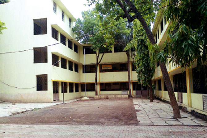 पालिका मैदानांवर खेळणे यापुढे खेळाडूंना अवघड पालिका मैदानांवर खेळणे यापुढे खेळाडूंना अवघड